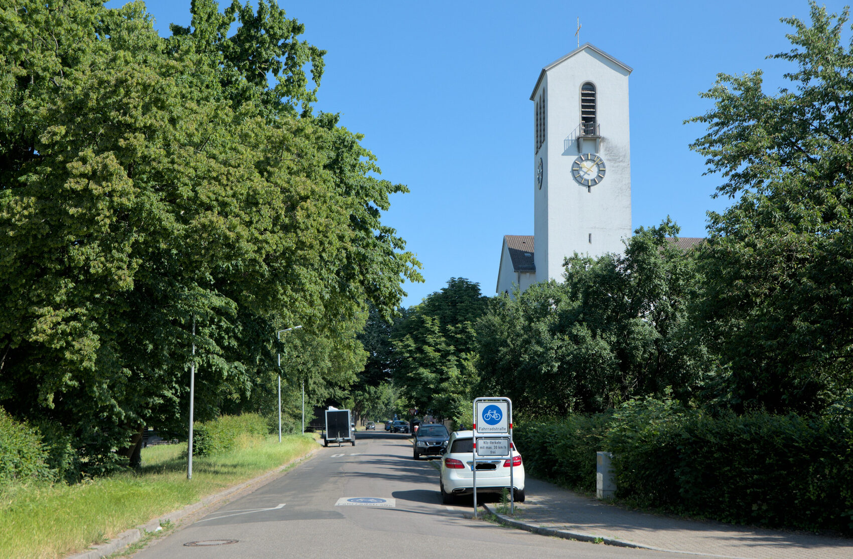 Foto der Straße Rechts der Alb mit parkenden Autos